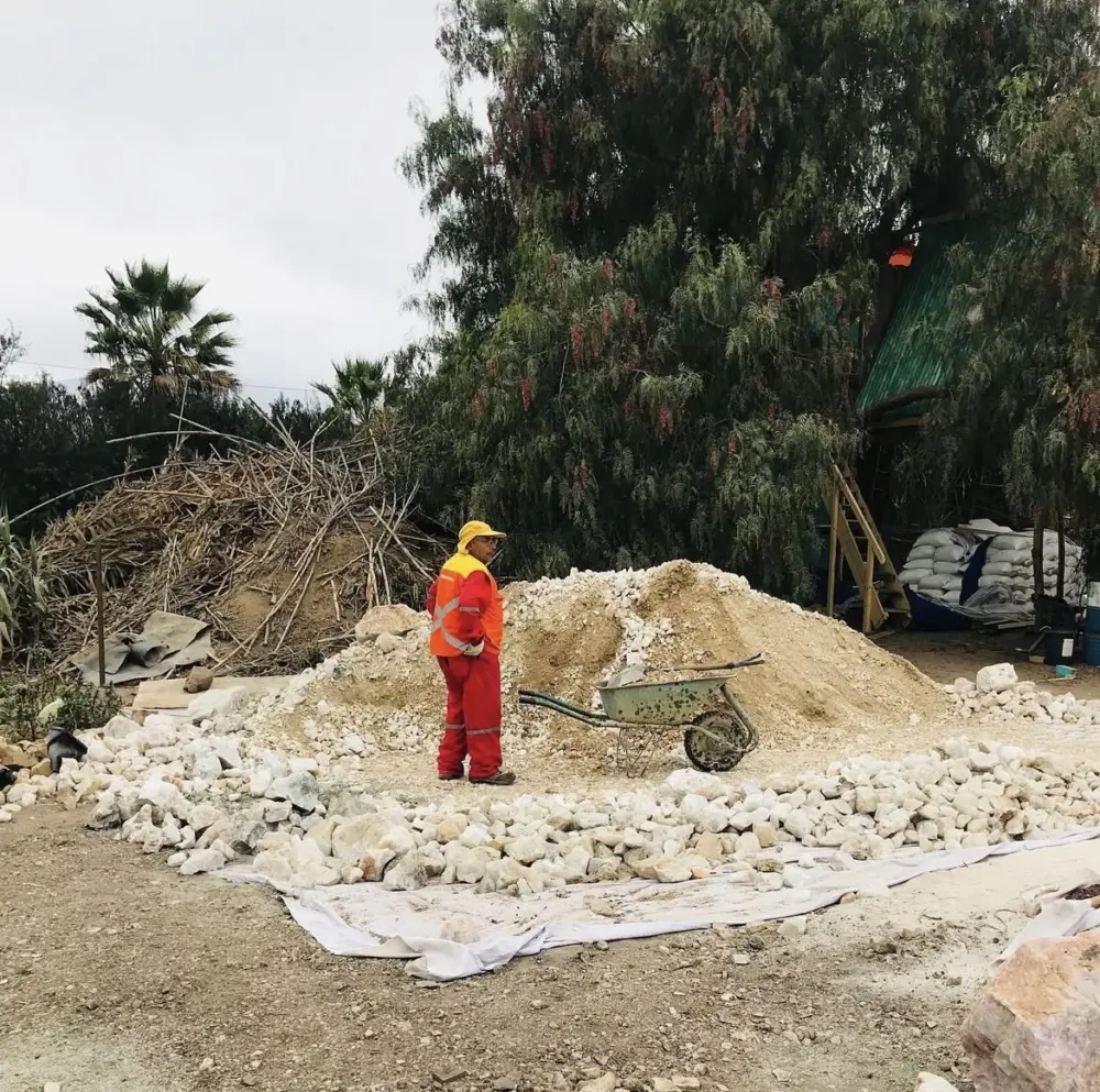 Trabajador junto a un montículo de cuarzo en una mina del valle de Quilimarí