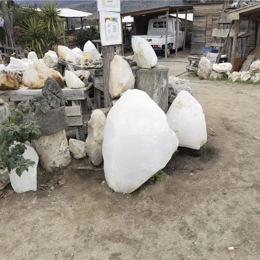 Grandes piedras de cuarzo blanco exhibidas junto al camino en la Ruta del Cuarzo de Quilimarí
