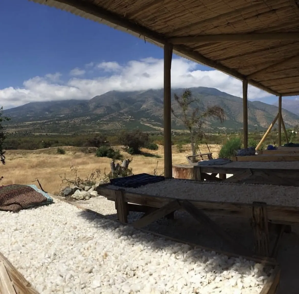 Zona techada con cuarzo y vista del valle de Quilimarí durante la Ruta del Cuarzo