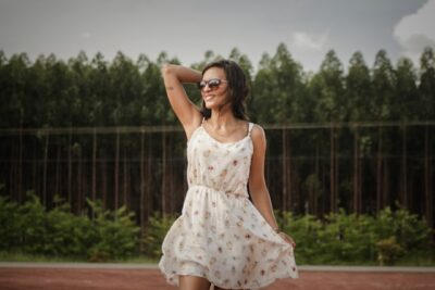 Vestidos y sandalias en Chile: claves para armar looks femeninos versátiles esta temporada