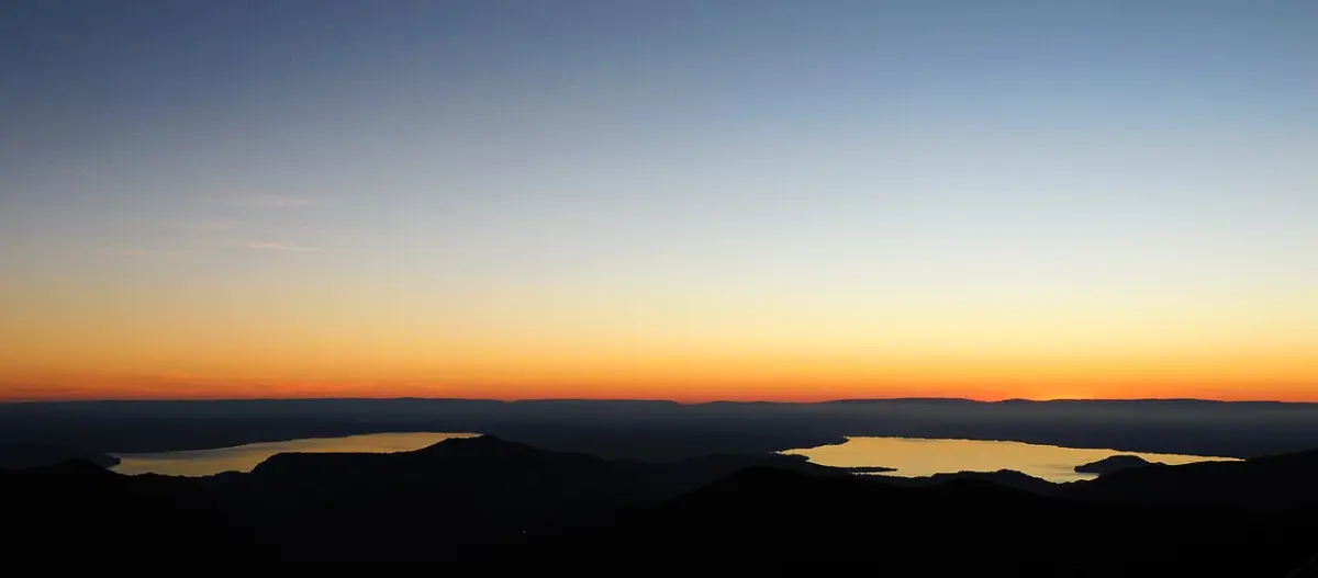 Atardecer visto desde el volcán Casablanca, con lagos entre las montañas del Parque Nacional Puyehue