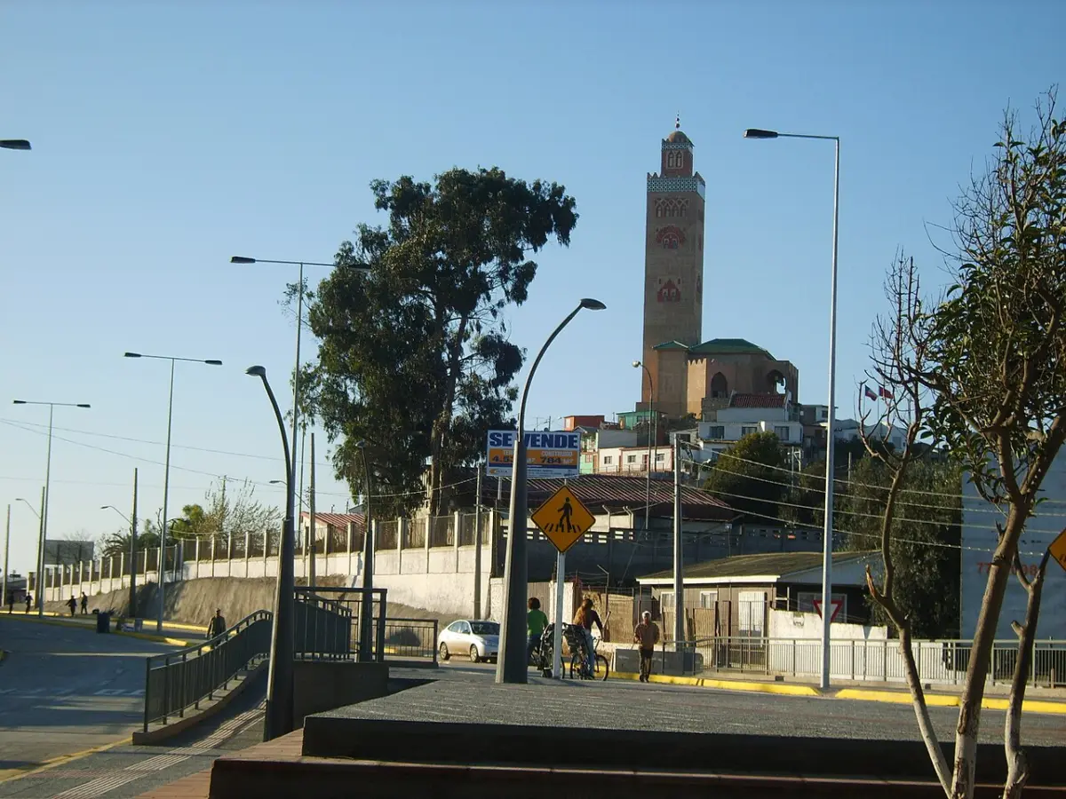 Minarete de la Mezquita de Coquimbo junto a una avenida de la ciudad