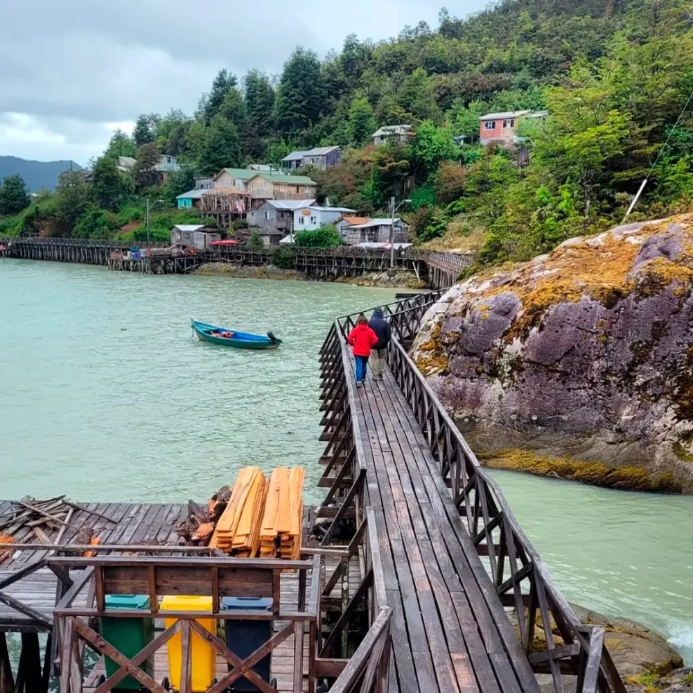 Pasarelas de madera sobre el agua en Caleta Tortel