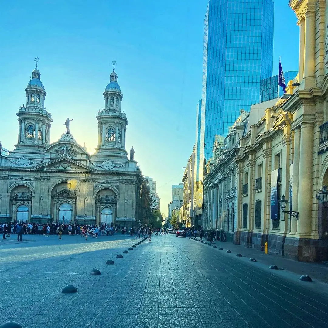Catedral Metropolitana de Santiago frente a la Plaza de Armas, con edificios modernos al fondo