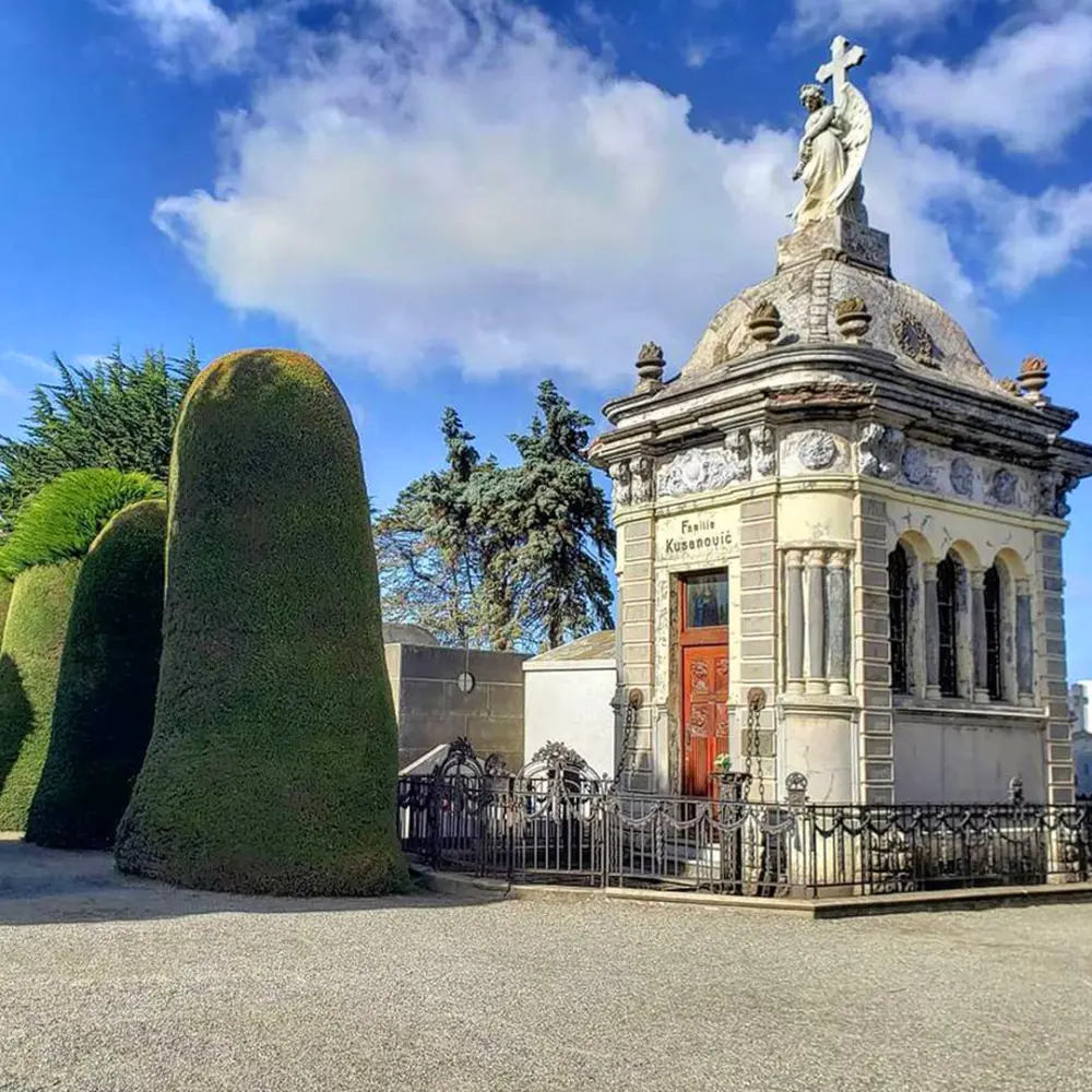 Mausoleo y cipreses recortados en el cementerio de Punta Arenas