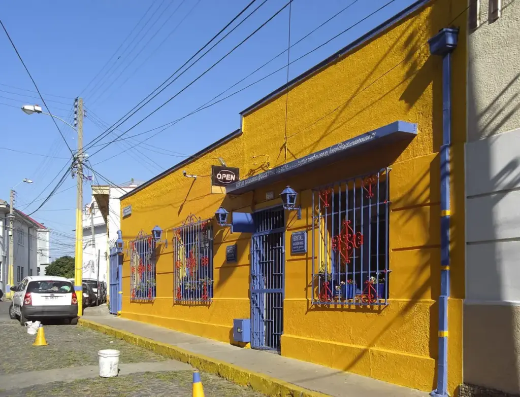 Casas de colores en las calles empinadas del cerro Alegre, en Valparaíso