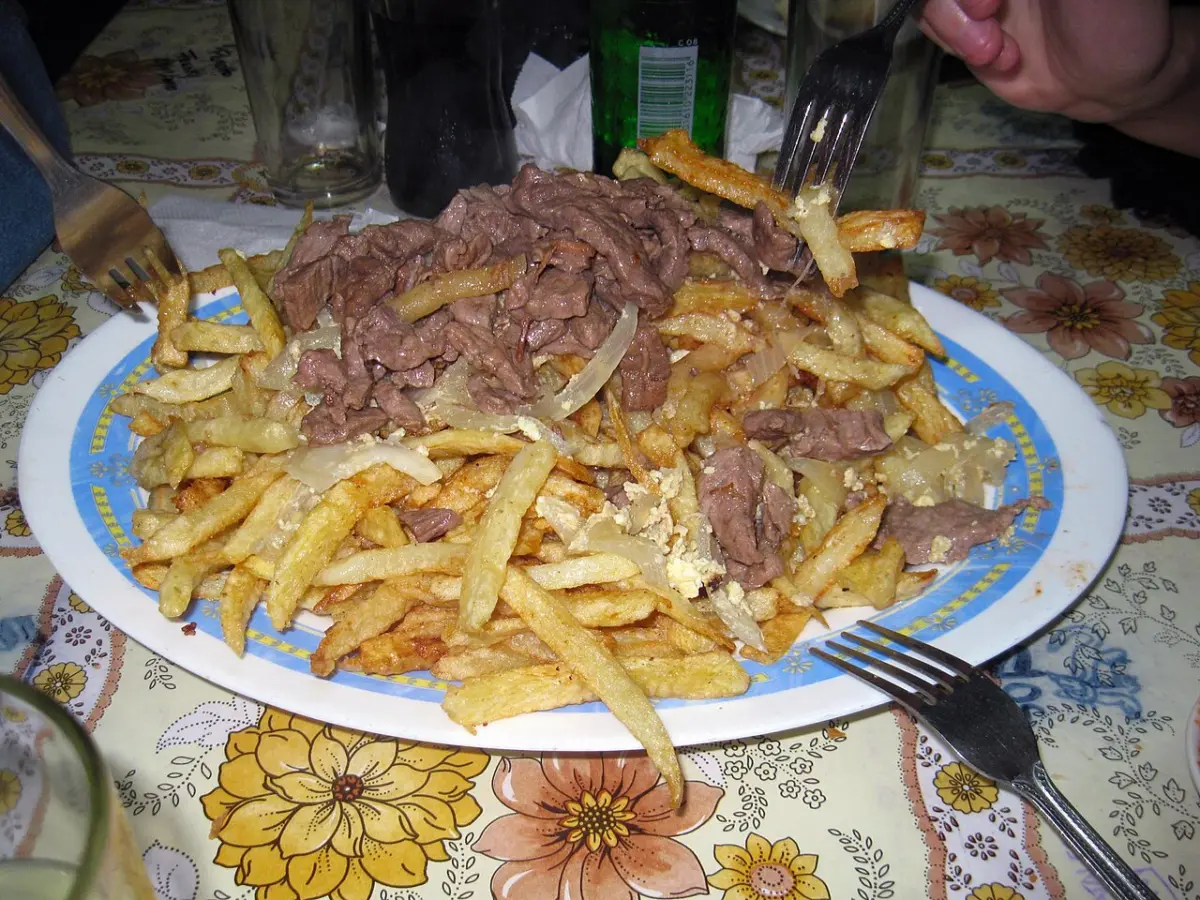 Chorrillana servida con papas fritas, carne, huevos y cebolla en un local de Valparaíso