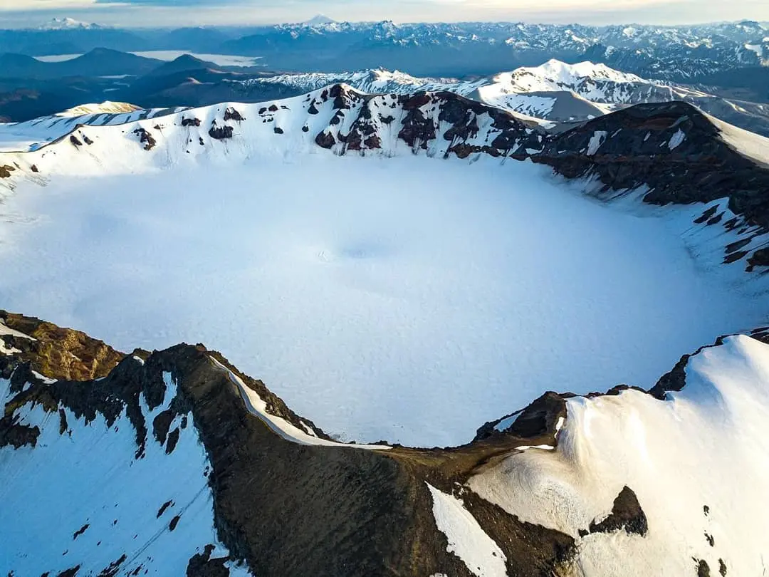 Cráter lleno de nieve visto desde las alturas en la zona de Puyehue