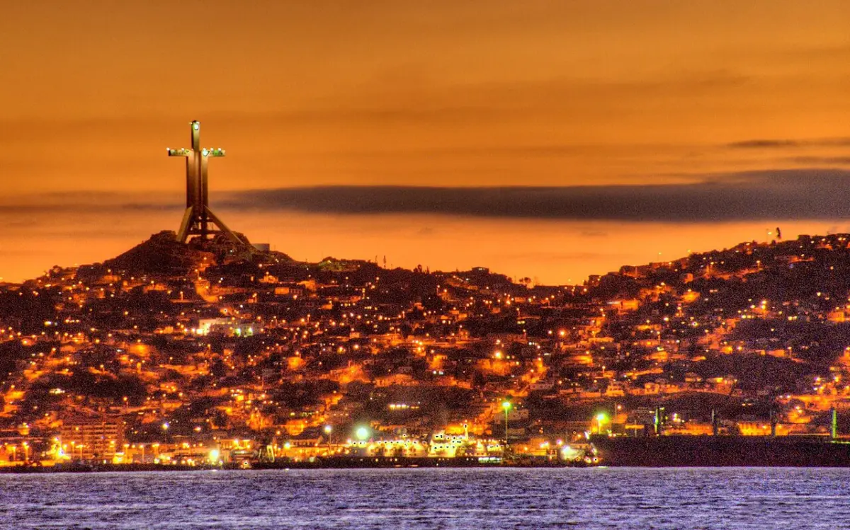 Cruz del Tercer Milenio iluminada sobre el cerro de Coquimbo al atardecer