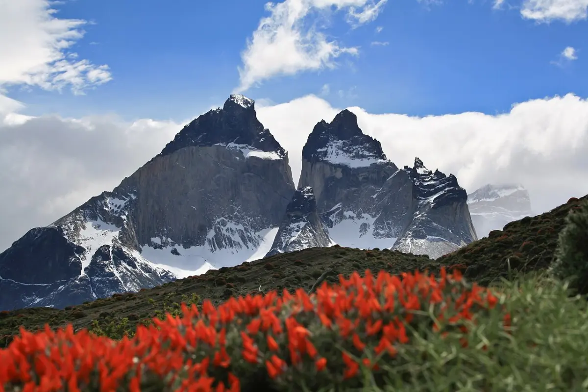 Los Cuernos del Paine sobre un lago, en el Parque Nacional Torres del Paine