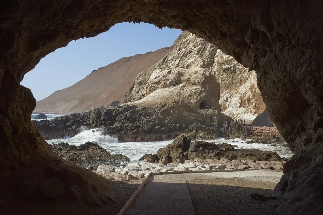 Entrada de una cueva sobre el mar en las cuevas de Anzota, Arica