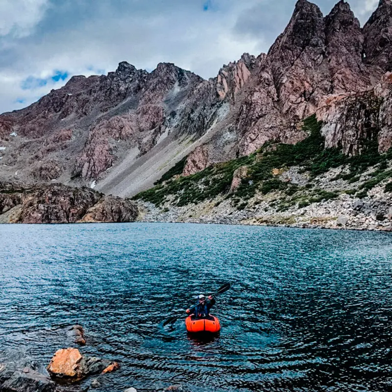Laguna y agujas de roca de los Dientes de Navarino con un excursionista en balsa