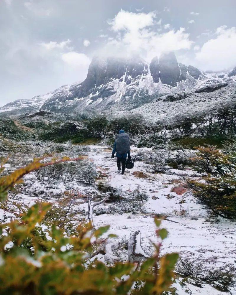 Excursionista caminando sobre nieve en el circuito Dientes de Navarino