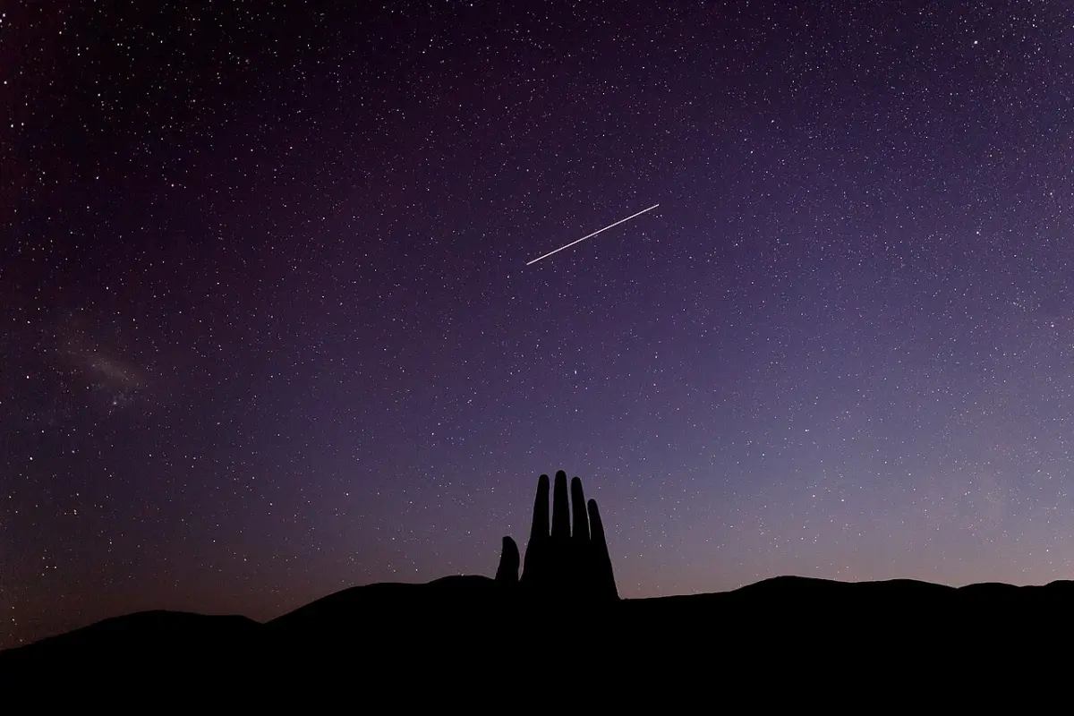 Trazo luminoso de la Estación Espacial Internacional sobre la Mano del Desierto