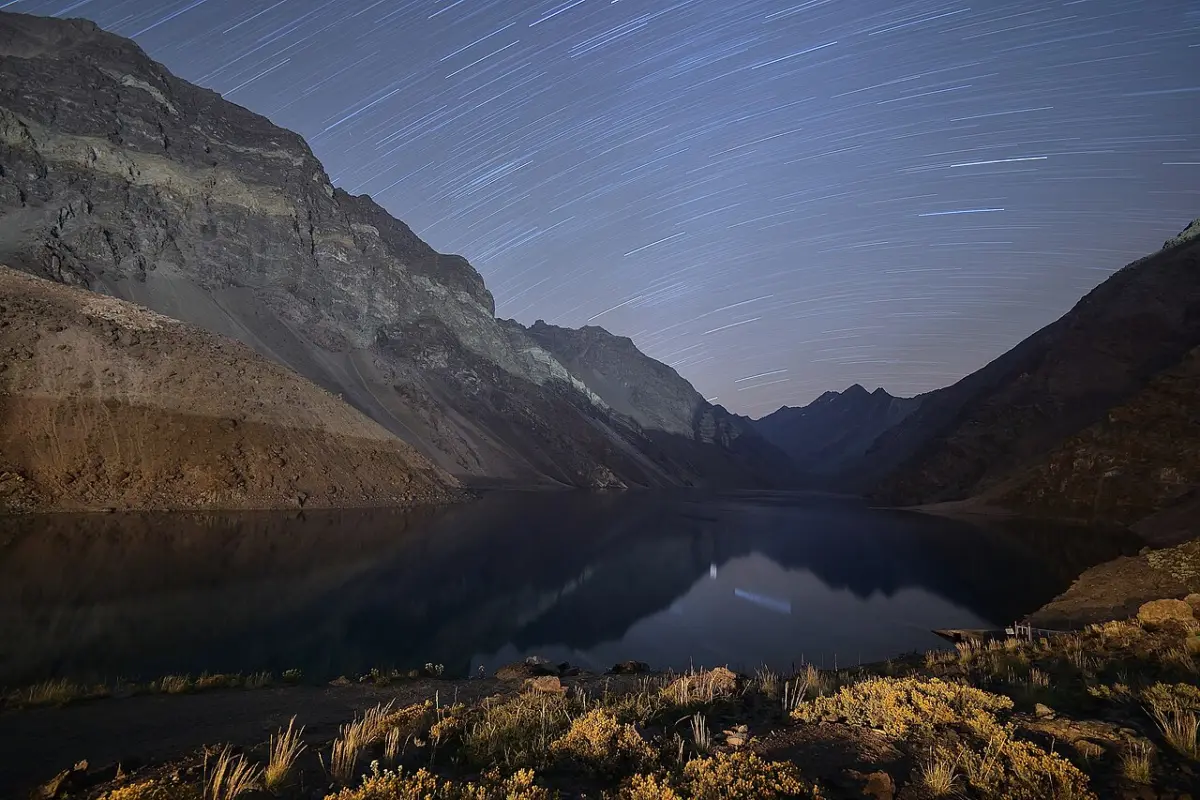 Trazos de estrellas girando sobre la Laguna del Inca en Portillo