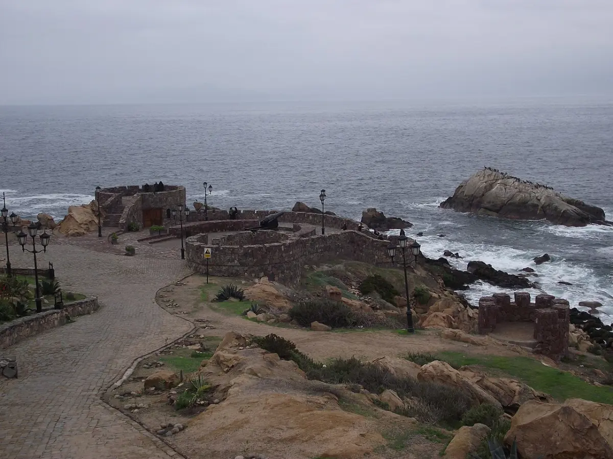 Muros y camino del Fuerte Lambert frente al mar en Coquimbo