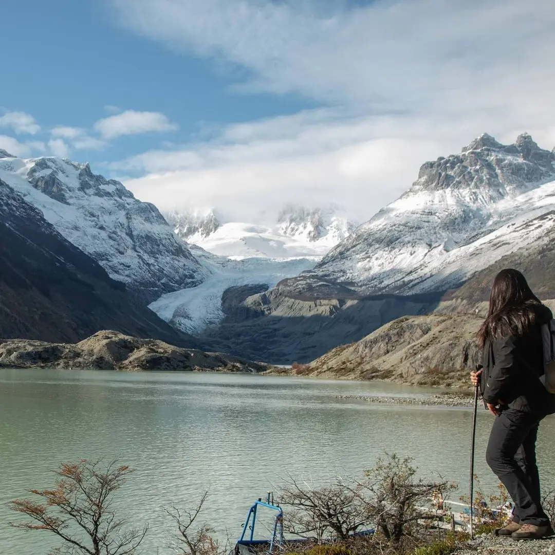Excursionista frente a la laguna y al Glaciar Calluqueo en el sur de Aysén