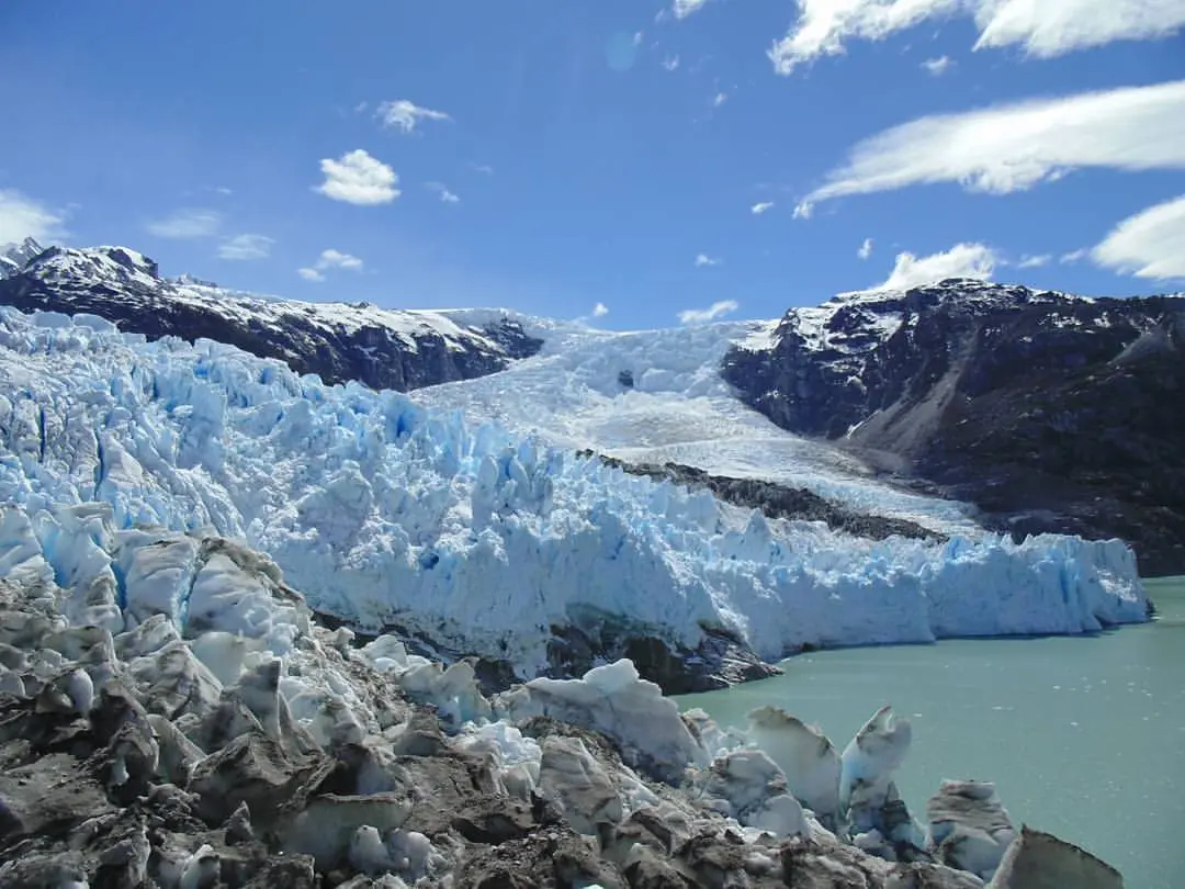 Frente de hielo del Glaciar Leones sobre su laguna glaciar