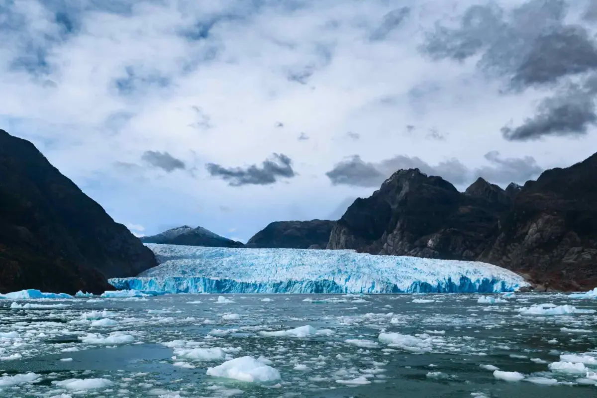 Glaciar San Rafael con témpanos flotando en la laguna y montañas al fondo