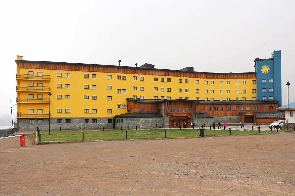 Edificio amarillo del hotel de Portillo al pie de la cordillera de los Andes