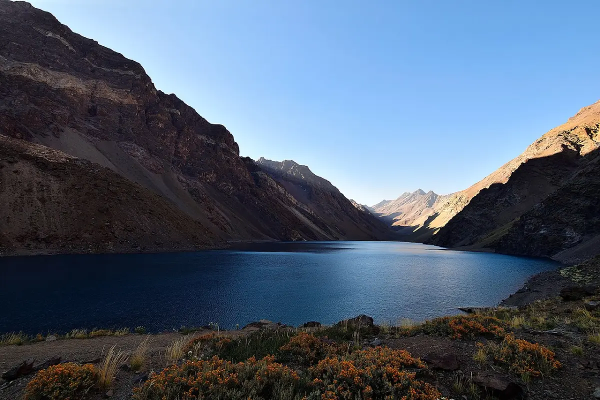 Aguas turquesa de la Laguna del Inca bajo la cordillera de los Andes