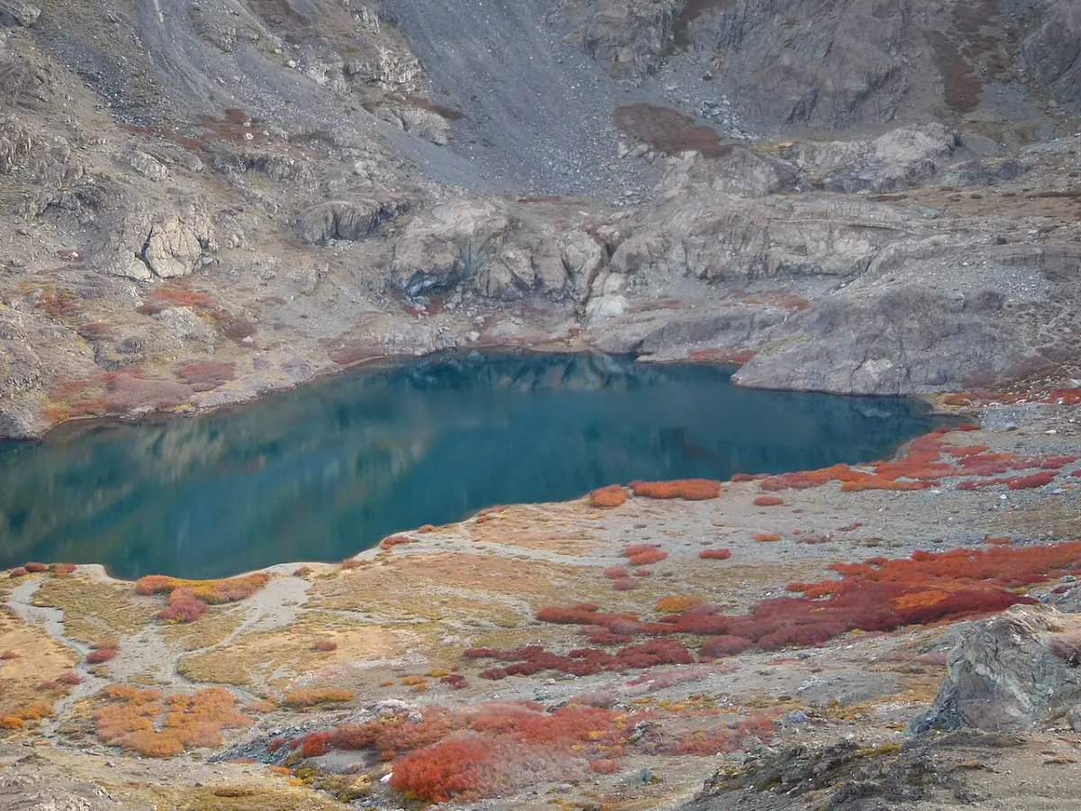Laguna El Alto rodeada de cerros en la Reserva Nacional Altos de Lircay