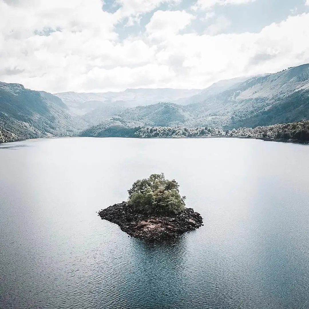 Pequeña isla rocosa en el centro de la laguna El Barco, en el Alto Biobío