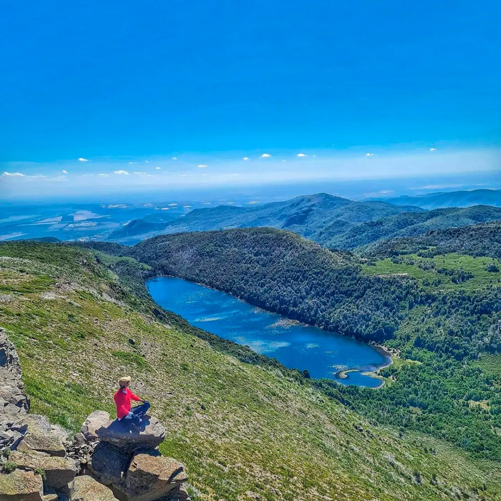 Laguna El Manco rodeada de bosque y cerros en la comuna de Tucapel