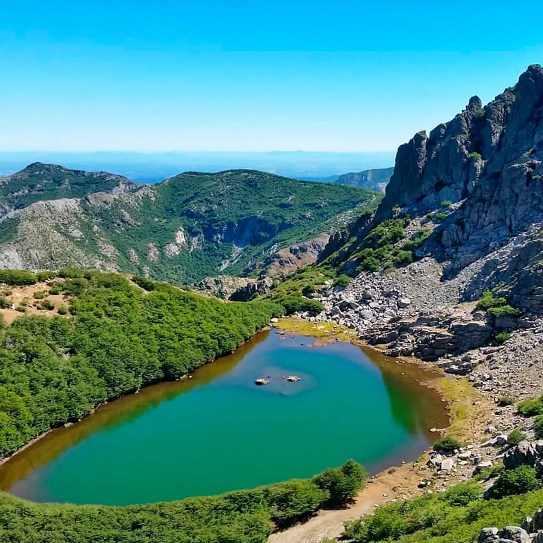 Laguna de aguas verdes entre rocas, cerca de Las Trancas