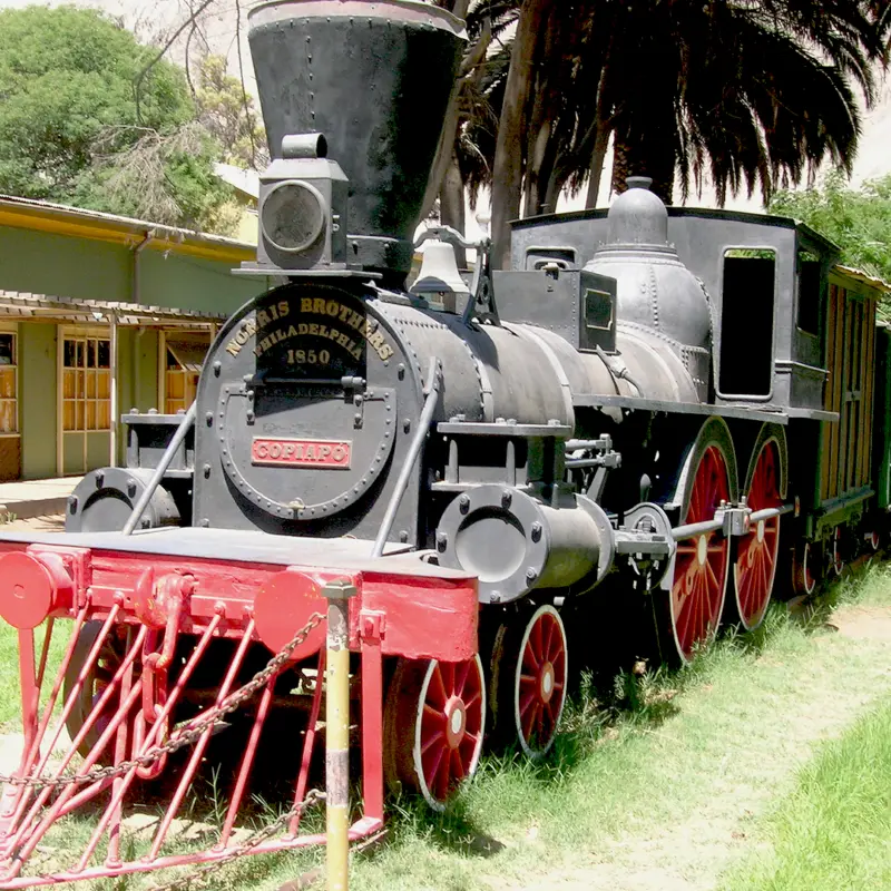 Locomotora antigua frente a la estación de ferrocarril de Caldera