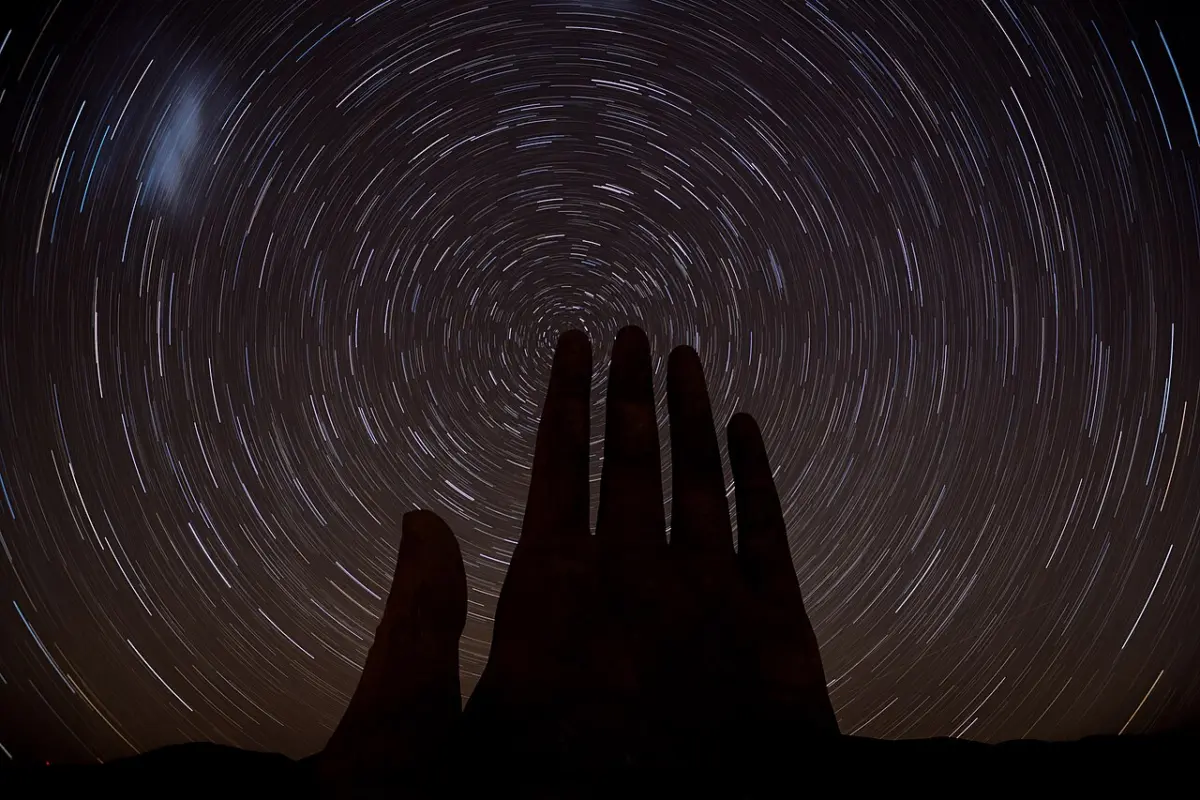 Estrellas girando alrededor de la Mano del Desierto en una fotografía de larga exposición