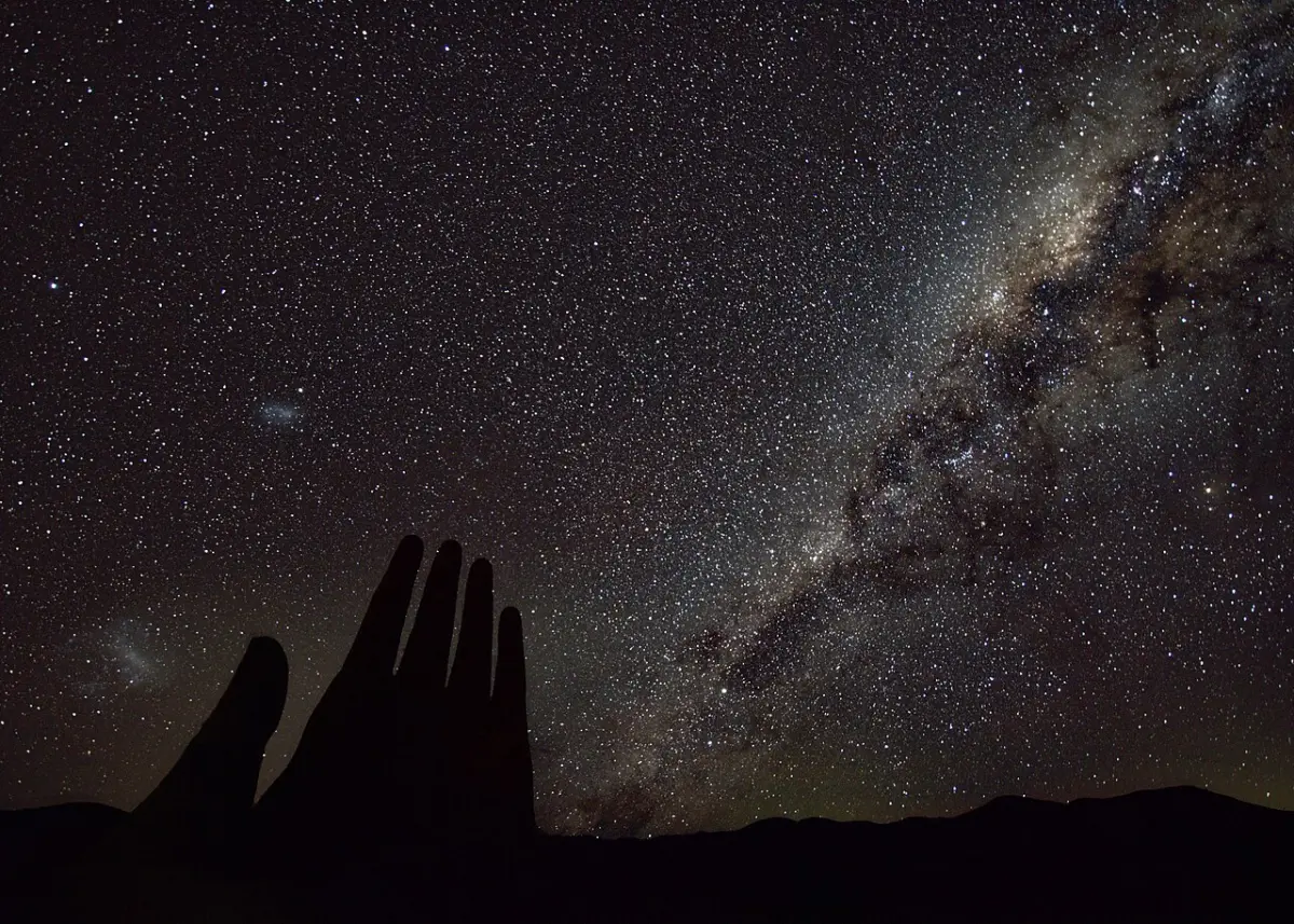 La Vía Láctea sobre la silueta de la Mano del Desierto