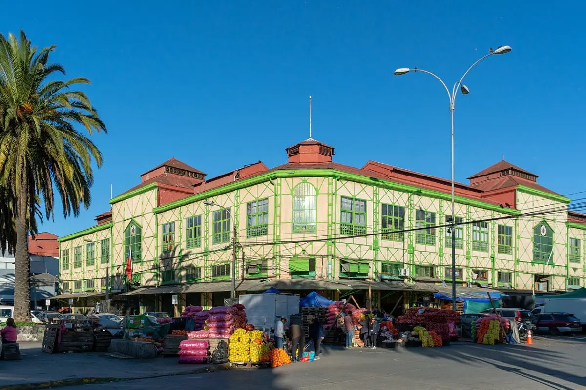 Entrada y puestos del Mercado Cardonal en Valparaíso