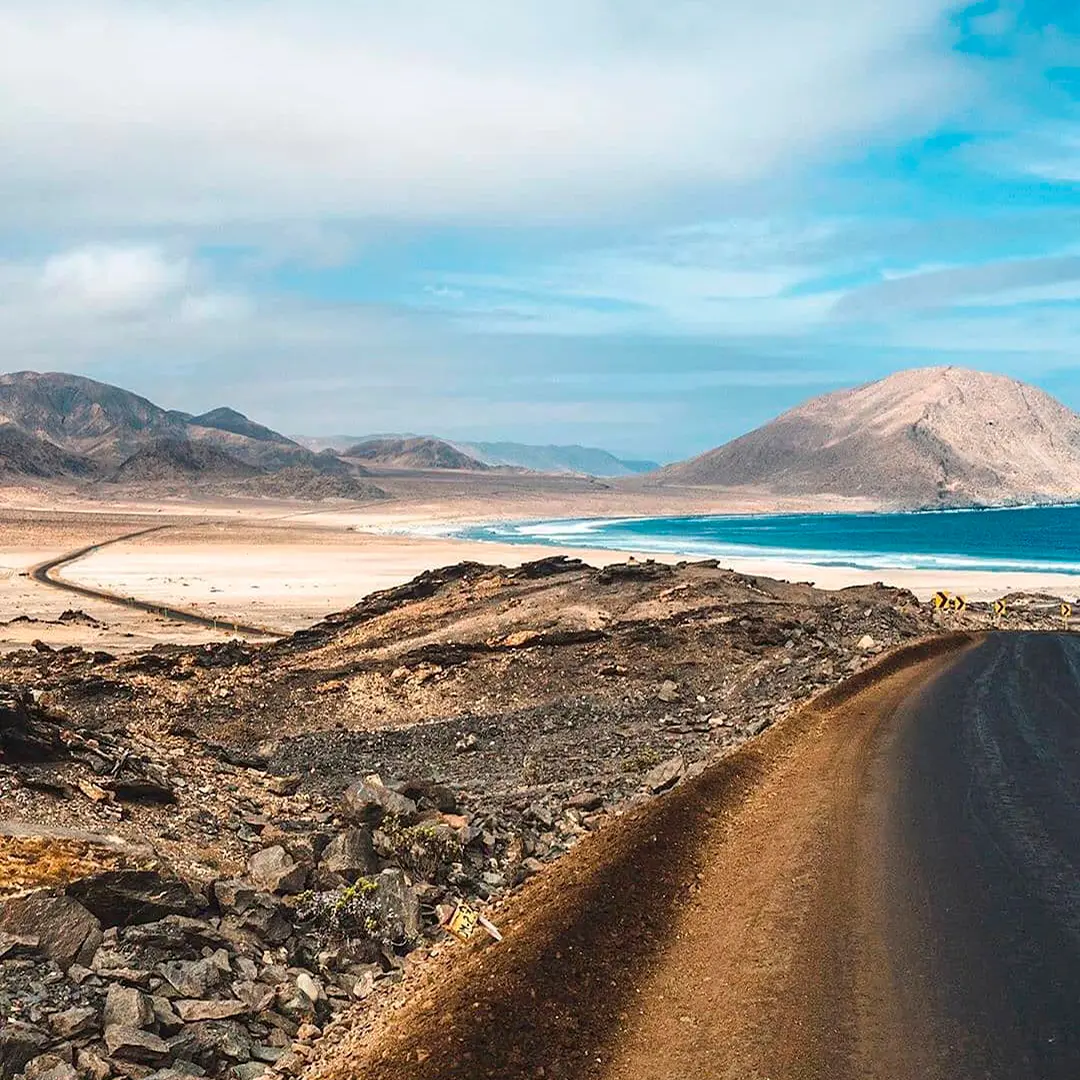Camino costero y playa vistos desde un mirador del Parque Nacional Pan de Azúcar