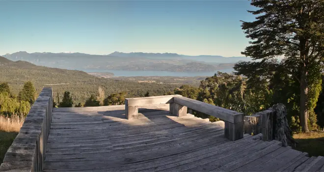 Plataforma de madera del mirador Pinohuacho con vista al lago y a los bosques de La Araucanía
