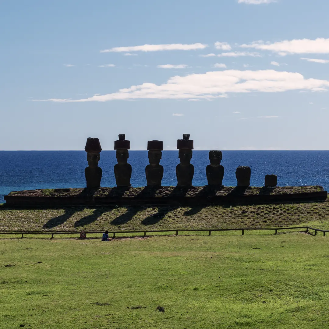 Hilera de moai frente al mar en Rapa Nui