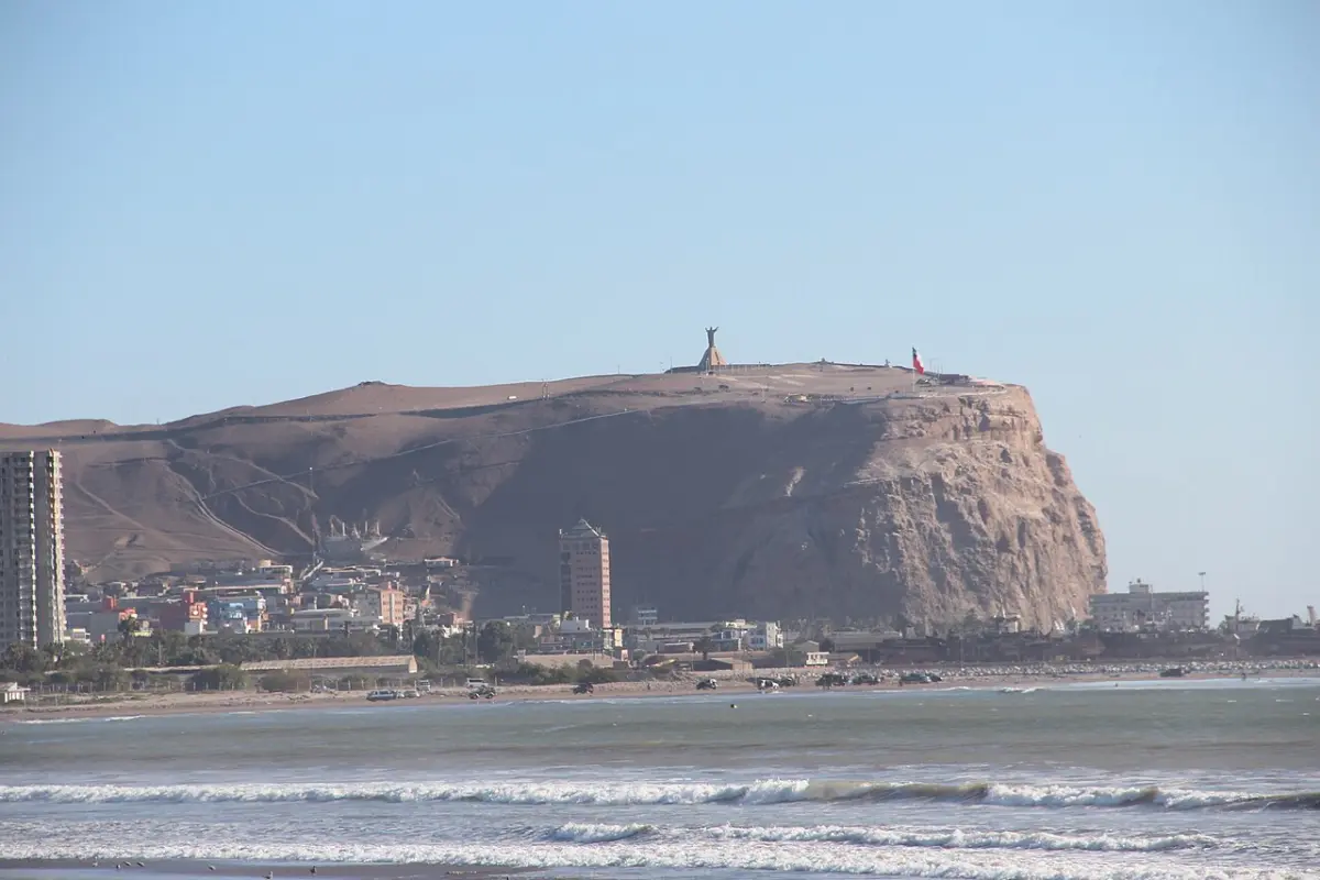 Morro de Arica visto desde la playa con la costa y el mar al pie del cerro