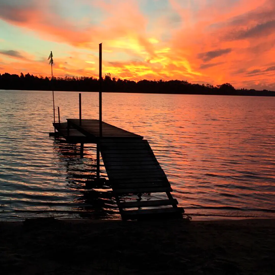 Muelle de madera sobre el lago Lanalhue al atardecer