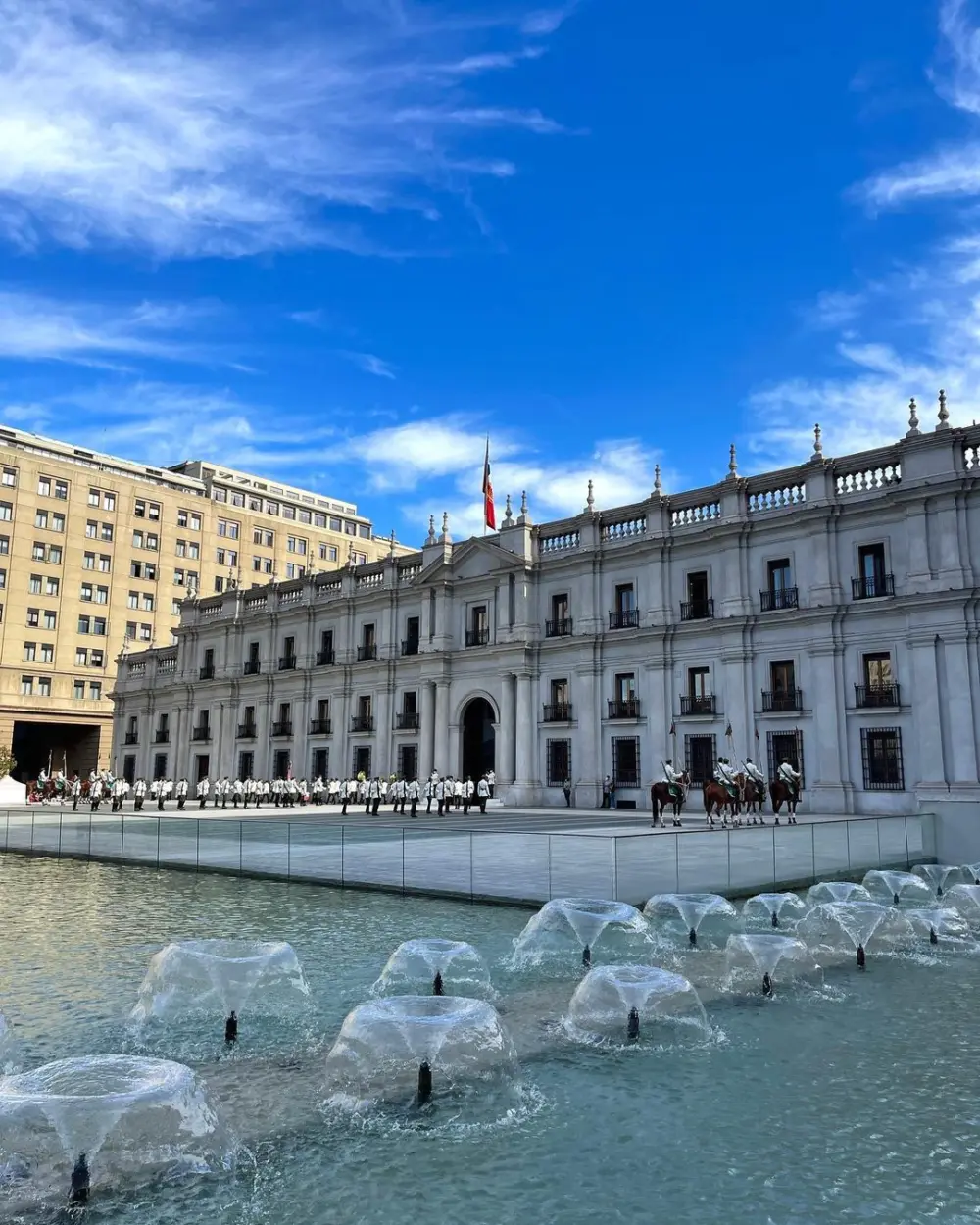 Fachada del Palacio de La Moneda con las fuentes de la plaza de la Ciudadanía