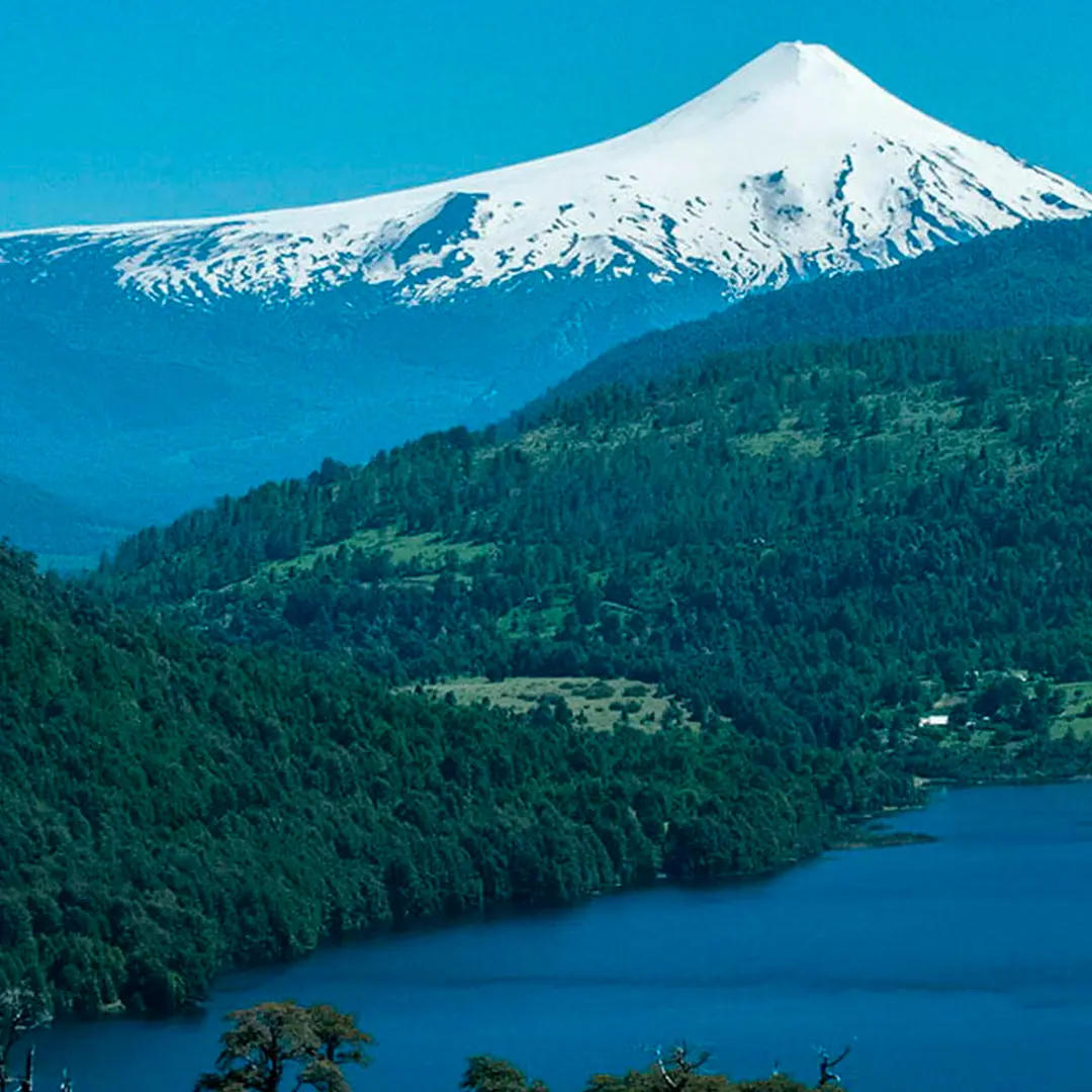 Lagos del Parque Nacional Huerquehue con el volcán Villarrica al fondo