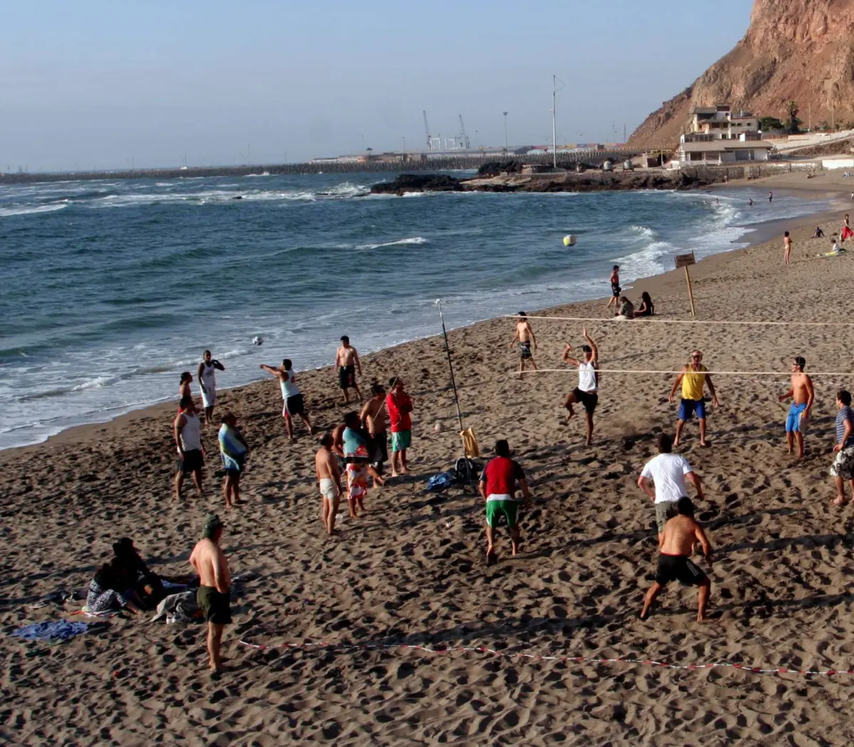 Visitantes disfrutando de la playa El Laucho en Arica