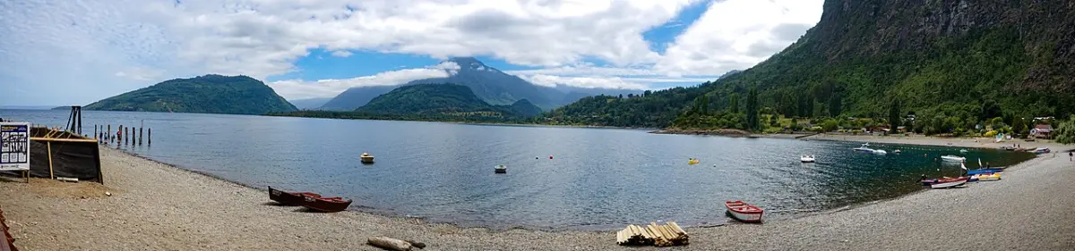 Panorámica de la playa Huequecura en el Lago Ranco