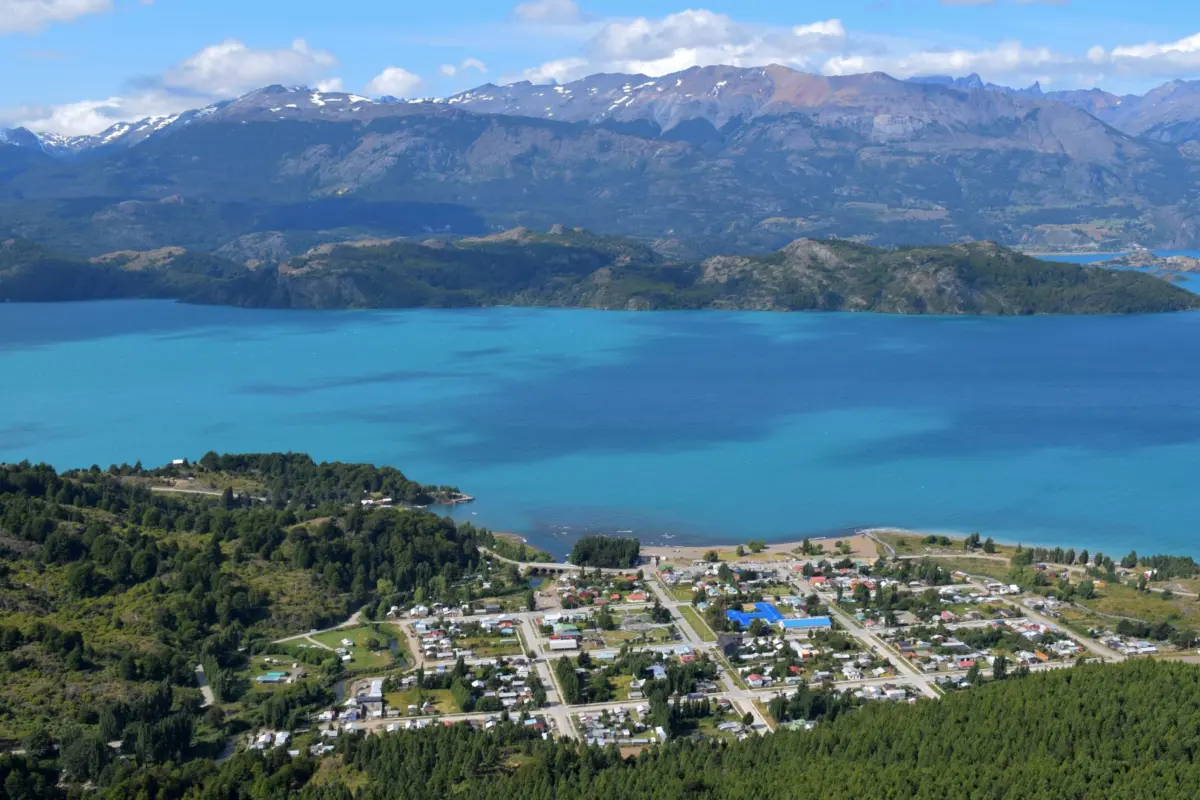 Vista aérea de Puerto Río Tranquilo junto al lago General Carrera
