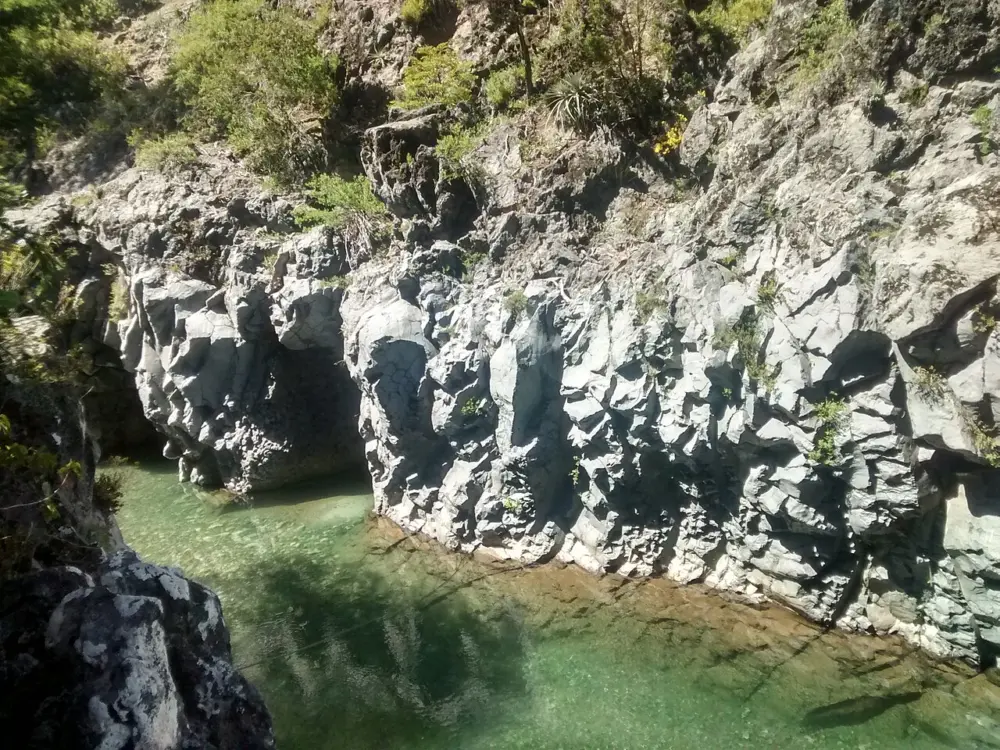 Río Claro y paredes de roca basáltica en el Parque Nacional Radal Siete Tazas