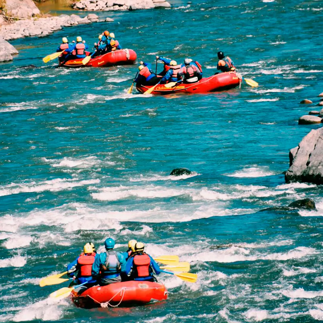 Balsas de rafting bajando por aguas turquesa en el río Teno, en Los Queñes