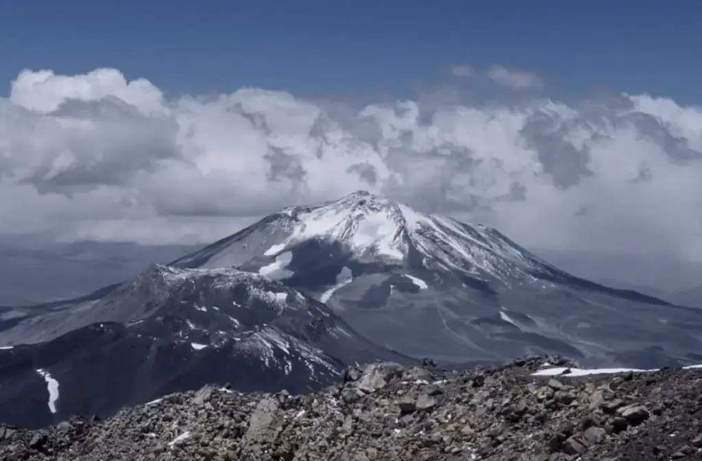 Volcán nevado de la Ruta de los Seismiles con nubes sobre la cordillera de Atacama