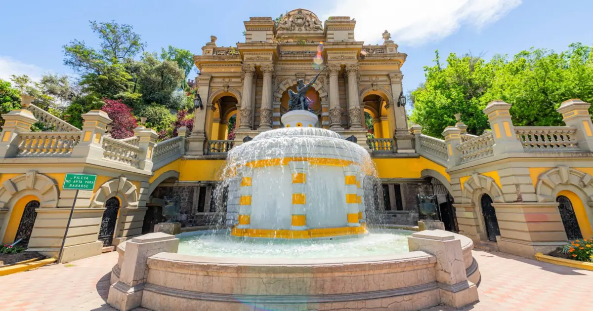 Fuente y escalinatas de la terraza Neptuno en el cerro Santa Lucía, en el centro de Santiago