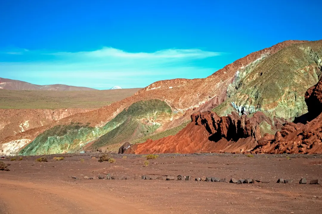 Cerros de colores rojizos y verdes en el Valle de Colores, cerca de Calama