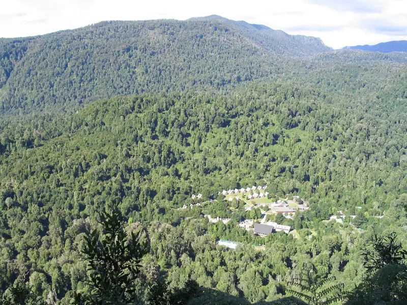 Vista aérea del sector Aguas Calientes, entre bosque siempreverde, en el Parque Nacional Puyehue