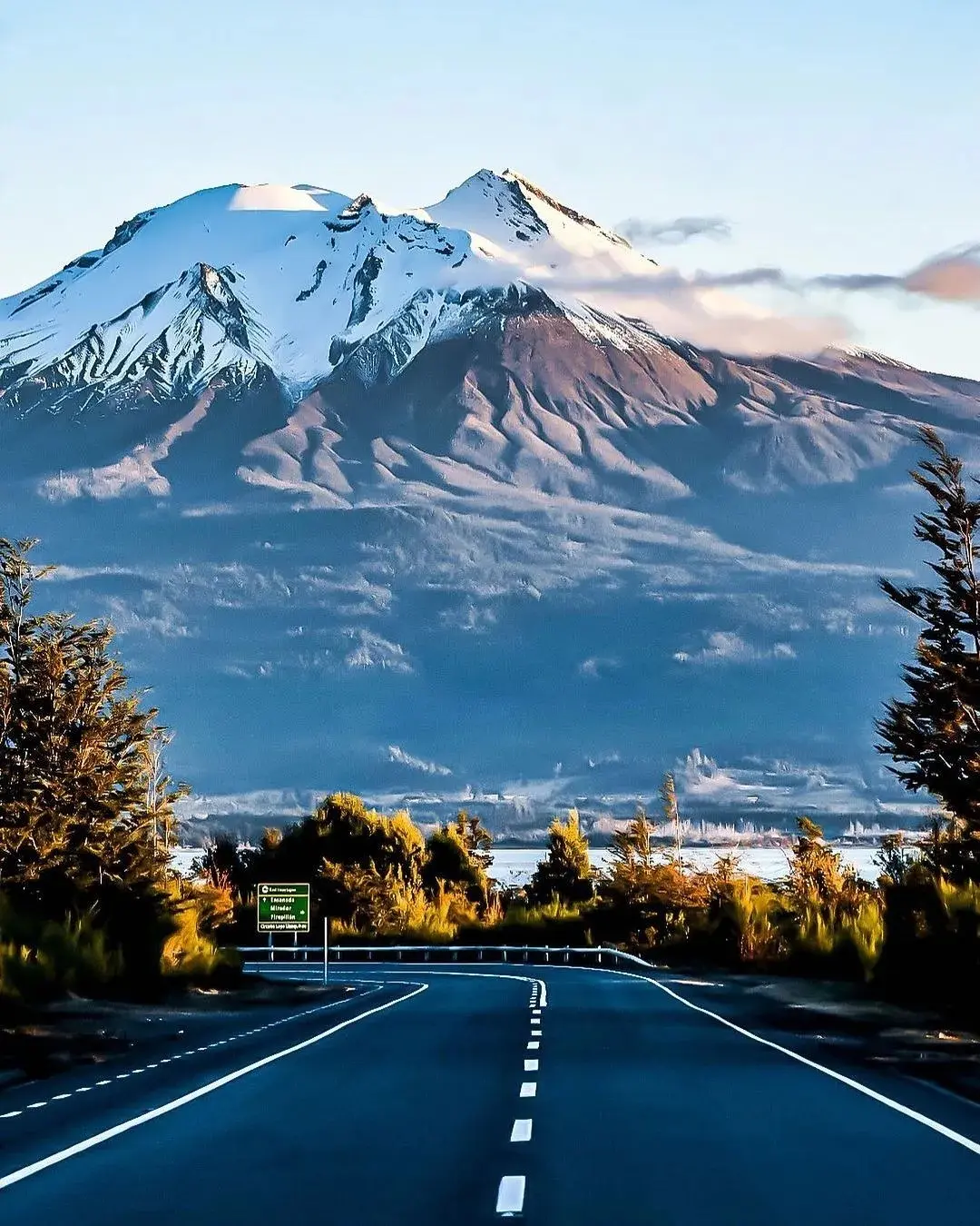 Volcán Calbuco al fondo de una carretera en la Región de Los Lagos